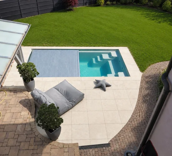 Terrasse mit Pool